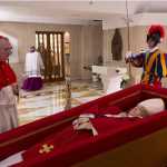 Corpo do Papa Francisco começa a ser velado nesta terça-feira (22)