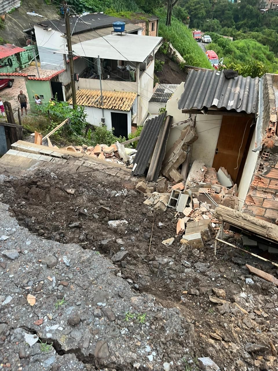 Casa que desabou em Sabará fica em área de risco, confirma Defesa Civil