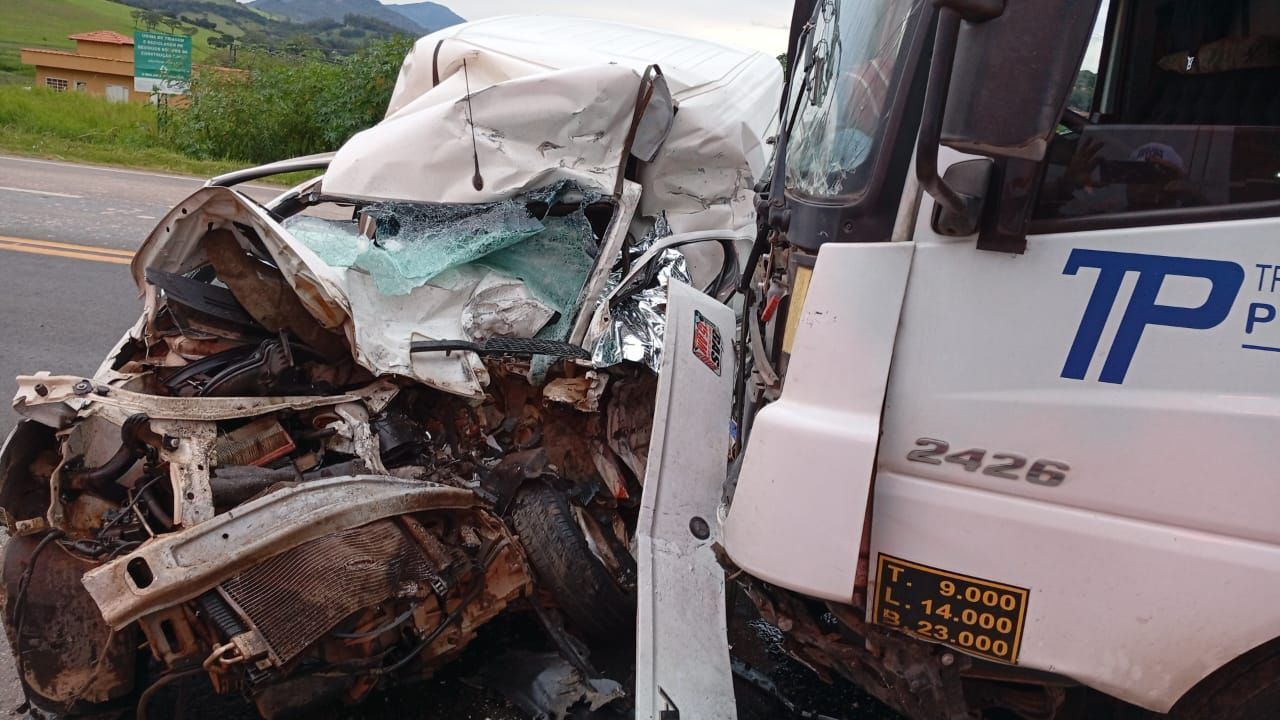 Motorista de caminhonete morre após colisão com caminhão, em Itajubá