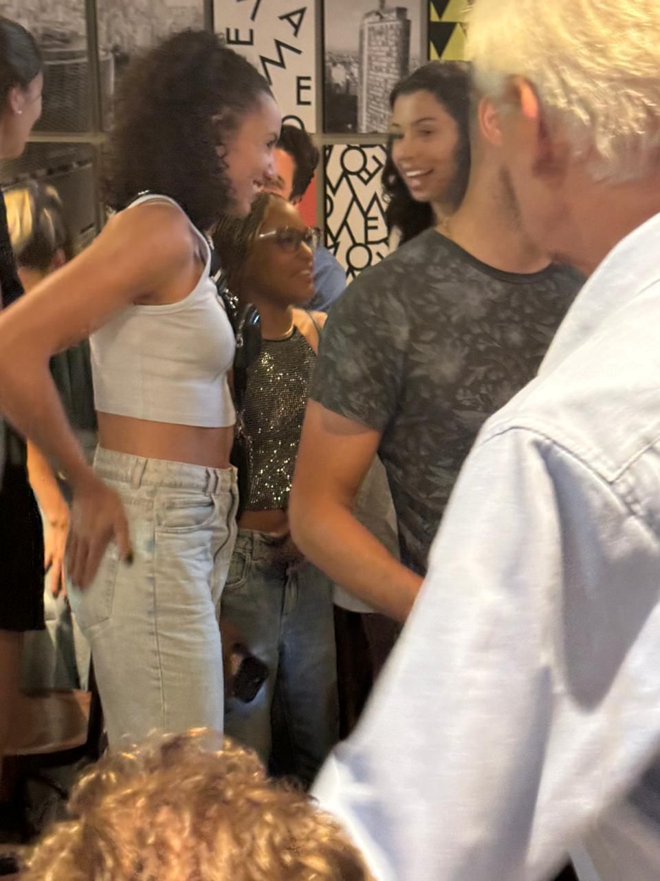 Rebeca Andrade se encontra com estrelas do vôlei em bar na Zona Sul de BH