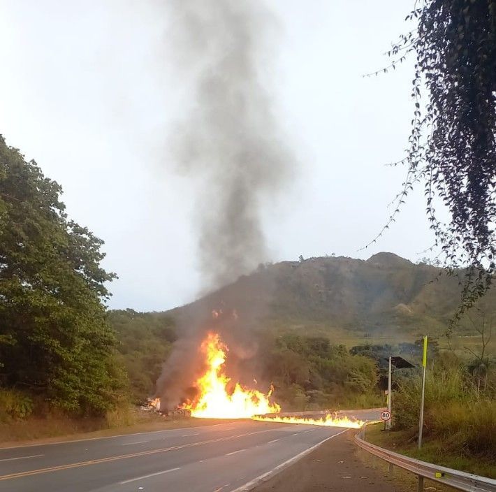 Carreta bi-trem pega fogo e interdita BR-040 em Congonhas (MG)