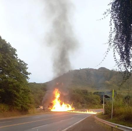 Acidente aconteceu na manhã desta segunda (5); ainda não há previsão de liberação da rodovia