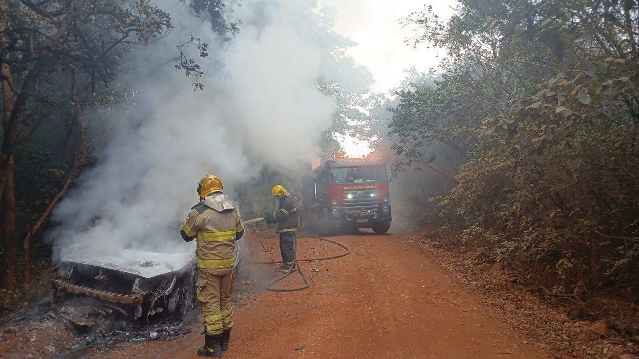 Carro fica destruído após pegar fogo enquanto andava por estrada do Norte de Minas