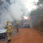 Carro fica destruído após pegar fogo enquanto andava por estrada do Norte de Minas