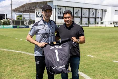 Técnico Léo Condé recebe presente das mão do presidente João Paulo Silva