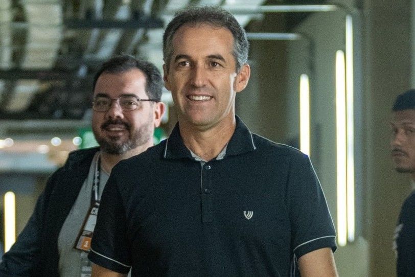 Após acerto do Ceará com Vina, Léo Condé avalia chegada de reforços