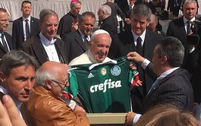 Papa Francisco recebeu camisas de dezenas de clubes brasileiros; veja galeria