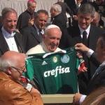 Papa Francisco recebeu camisas de dezenas de clubes brasileiros; veja galeria