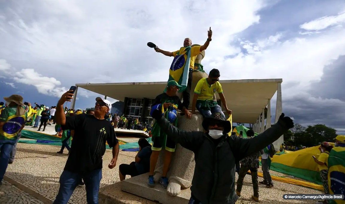 Foragido que furtou réplica da Constituição durante invasão em Brasília é preso em MG