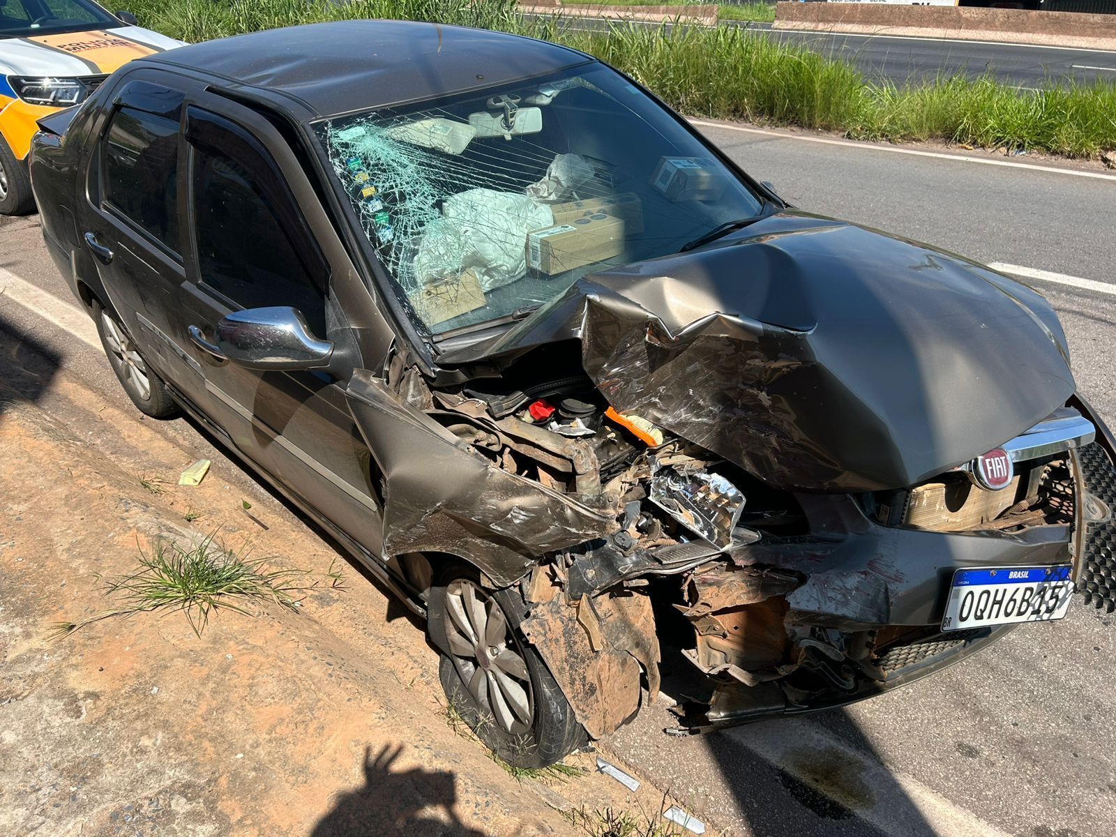 Carro abandonado após acidente no Anel Rodoviário, em BH, tinha registro de furto