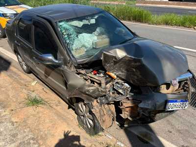 Fiat Siena furtado é abandonado após acidente no Anel Rodoviário