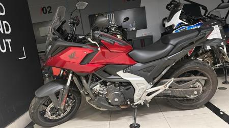 Quatro suspeitos quebraram portas de vidro e fugiram com três motocicletas
