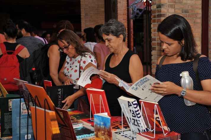 Festa do Livro da UFMG terá títulos com até 40% de desconto; veja programação