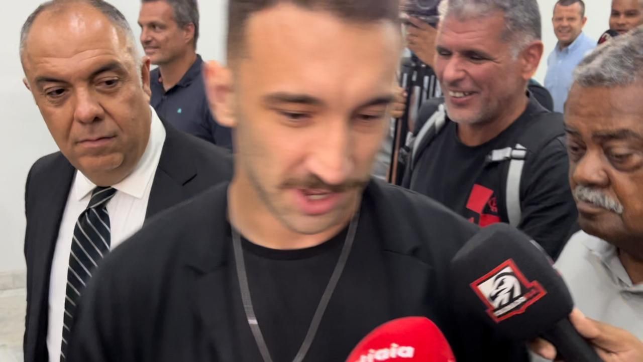 Léo Ortiz desembarca no Rio e celebra acerto com o Flamengo: ‘Feliz e ansioso’