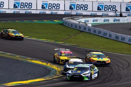 Carros da Stock Car durante etapa disputada em Interlagos