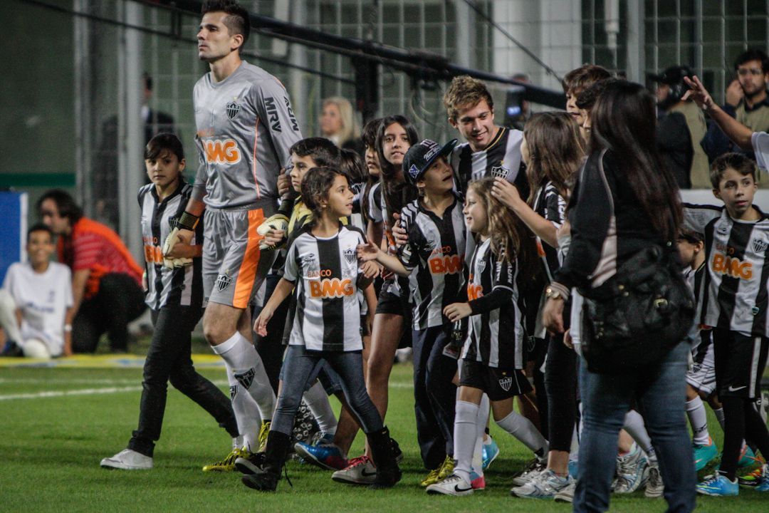 Atlético intensifica conversas e se aproxima de Bernard