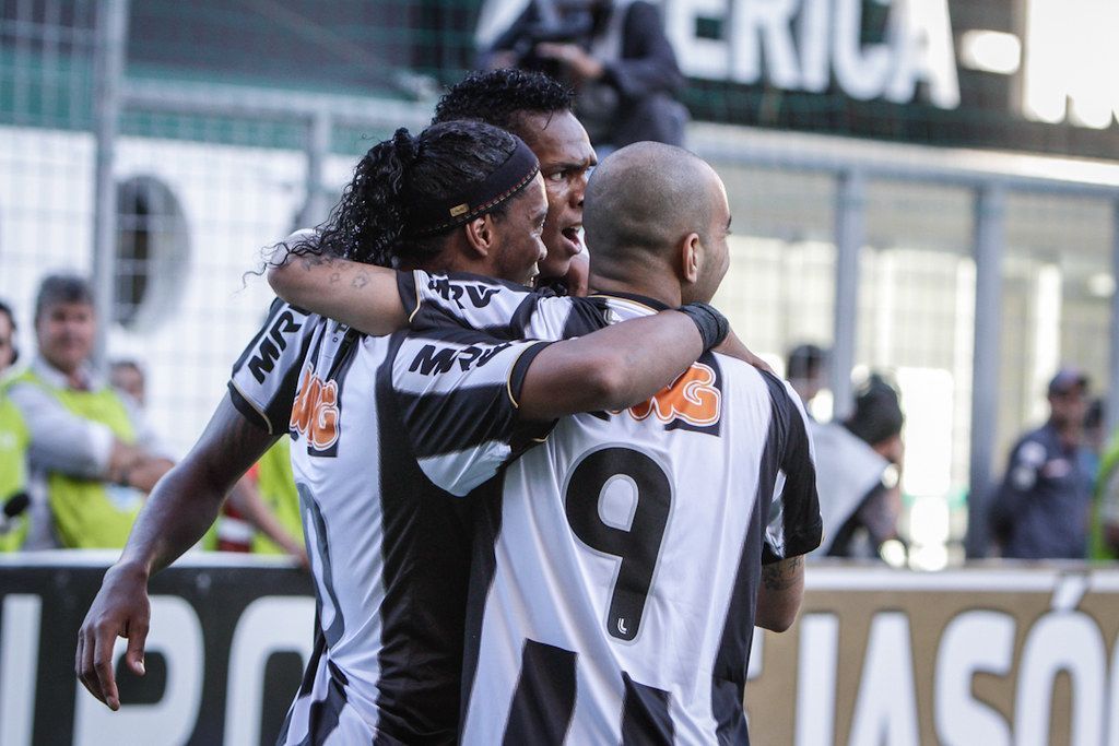 Ídolo do Atlético, Tardelli admite 'timidez' com Ronaldinho mesmo após convivência
