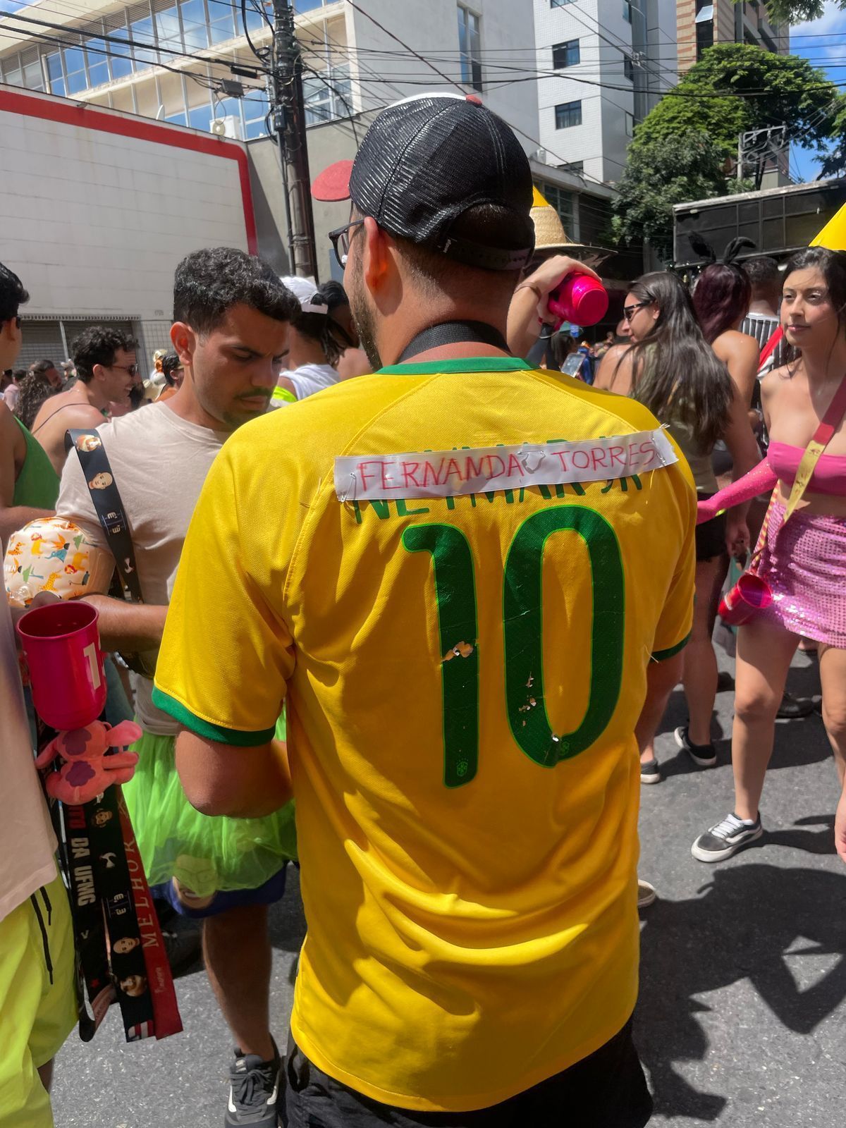 Folião troca nome de Neymar por Fernanda Torres em camisa de seleção:  'Marco na história'