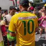 Folião troca nome de Neymar por Fernanda Torres em camisa de seleção: 'Marco na história'