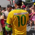 Folião troca nome de Neymar por Fernanda Torres em camisa de seleção: 'Marco na história'