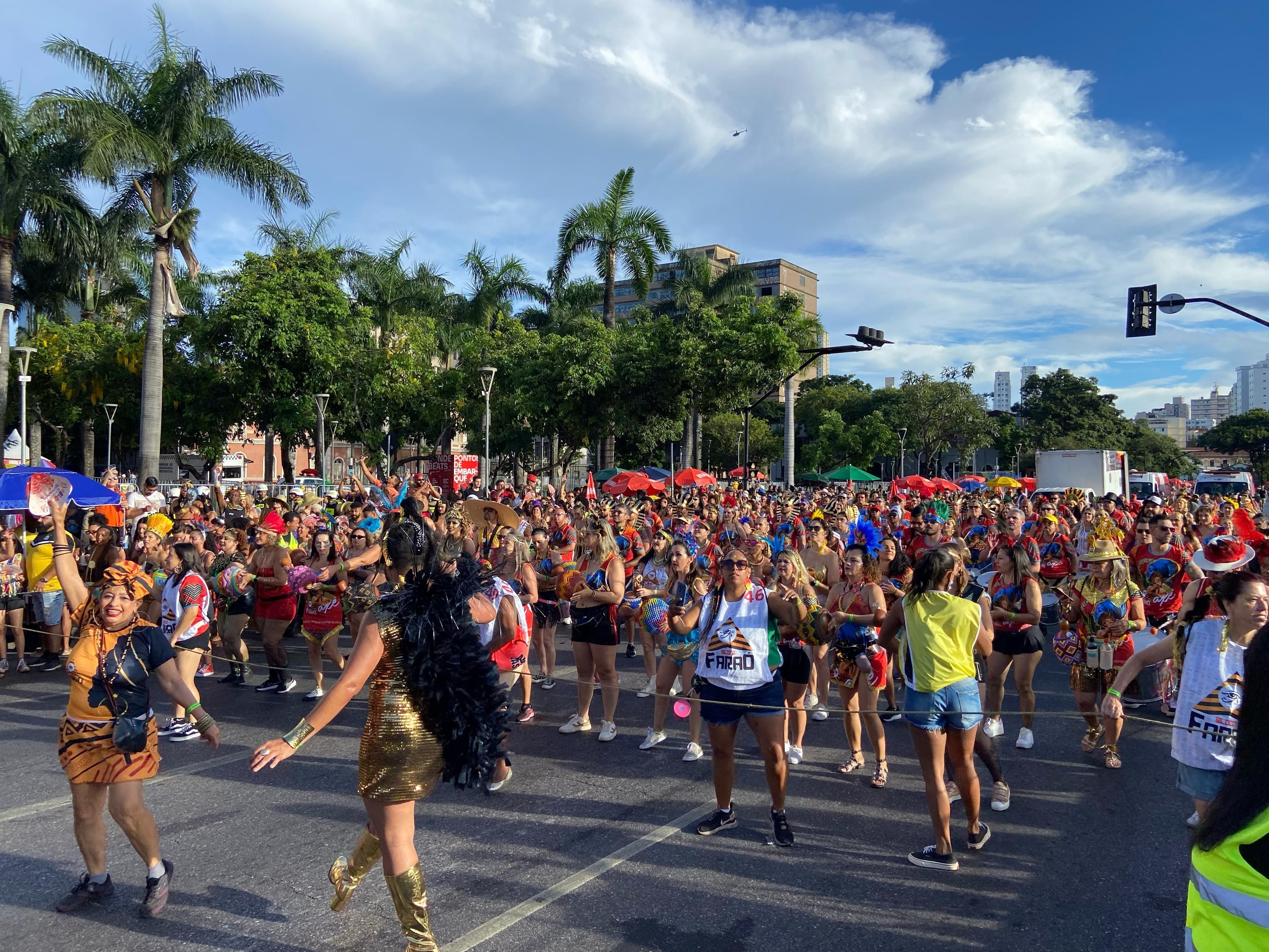 Carnaval: milhares de foliões curtem a retomada do bloco Faraó em BH