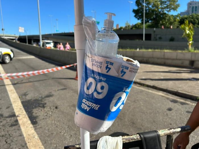 Ambulante usa criatividade para atrair clientes e ajudar foliões a manter a higiene Ambulante usa criatividade para atrair clientes e ajudar foliões a manter a higiene