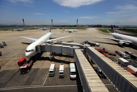 Há 5 dias sem energia, aeroporto do Galeão opera com geradores | CNN Brasil