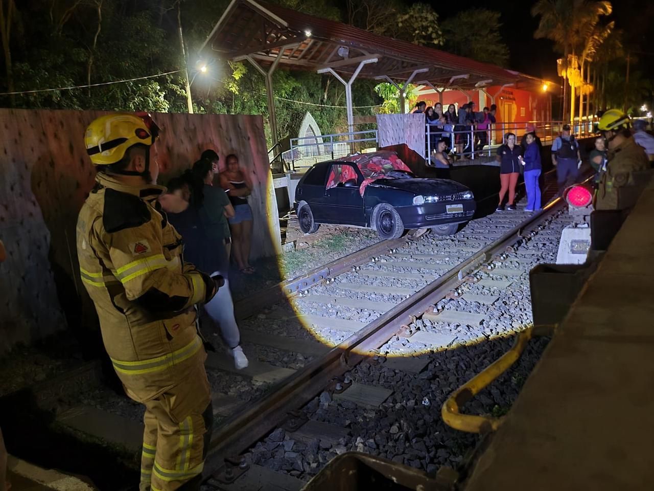 Trem atropela carro e motorista morre em cidade do interior de MG
