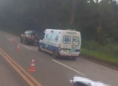 Colisão na BR-040 mata motociclista e provoca mão-dupla na pista