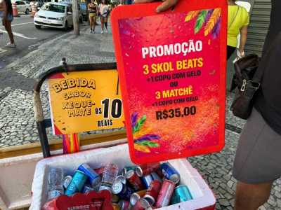 Ambulantes apostam em novas bebidas, como versões mais baratas do Xeque-Mate e o “maromba”, para aumentar o faturamento na folia