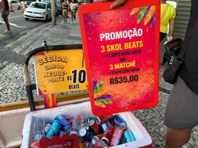Ambulantes apostam em novas bebidas, como versões mais baratas do Xeque-Mate e o “maromba”, para aumentar o faturamento na folia