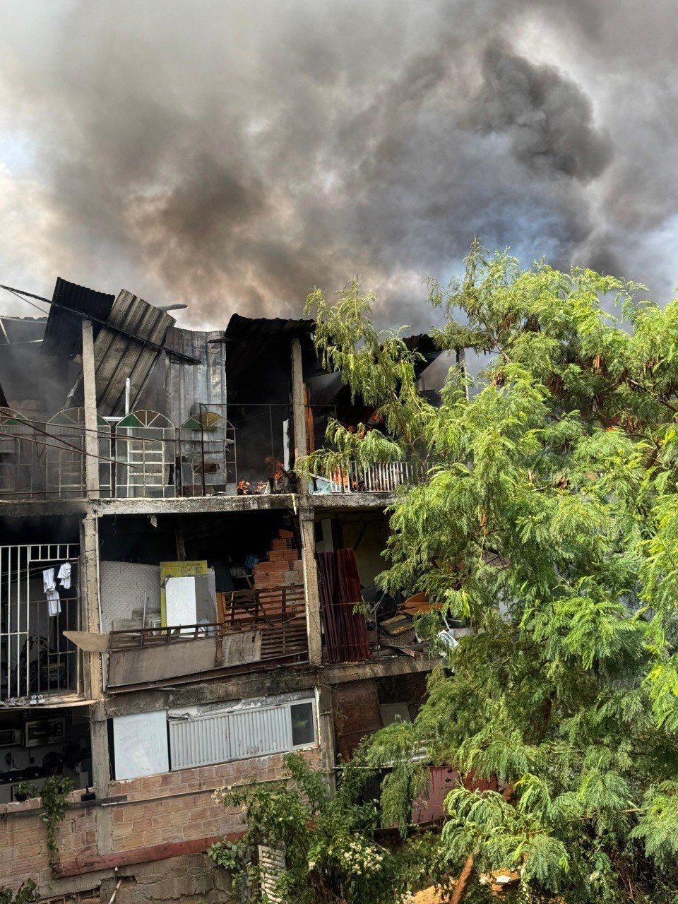 Fogo que atingiu casas na Região Oeste foi controlado, diz bombeiros