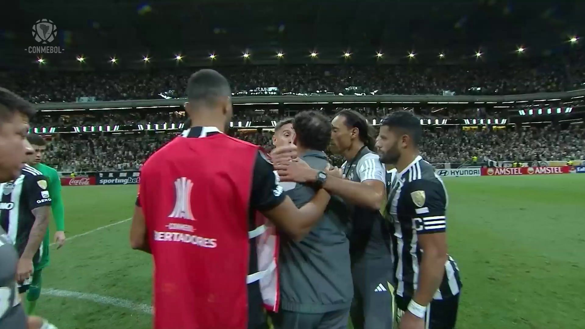 Milito discute com jogador do Peñarol após vitória do Atlético na Libertadores