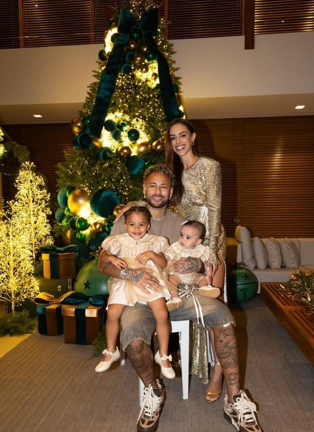 De muletas, Neymar celebra Natal com Bruna Biancardi e filhas; vejas fotos