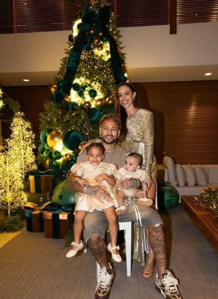Neymar celebra Natal com Biancardi e filhas
