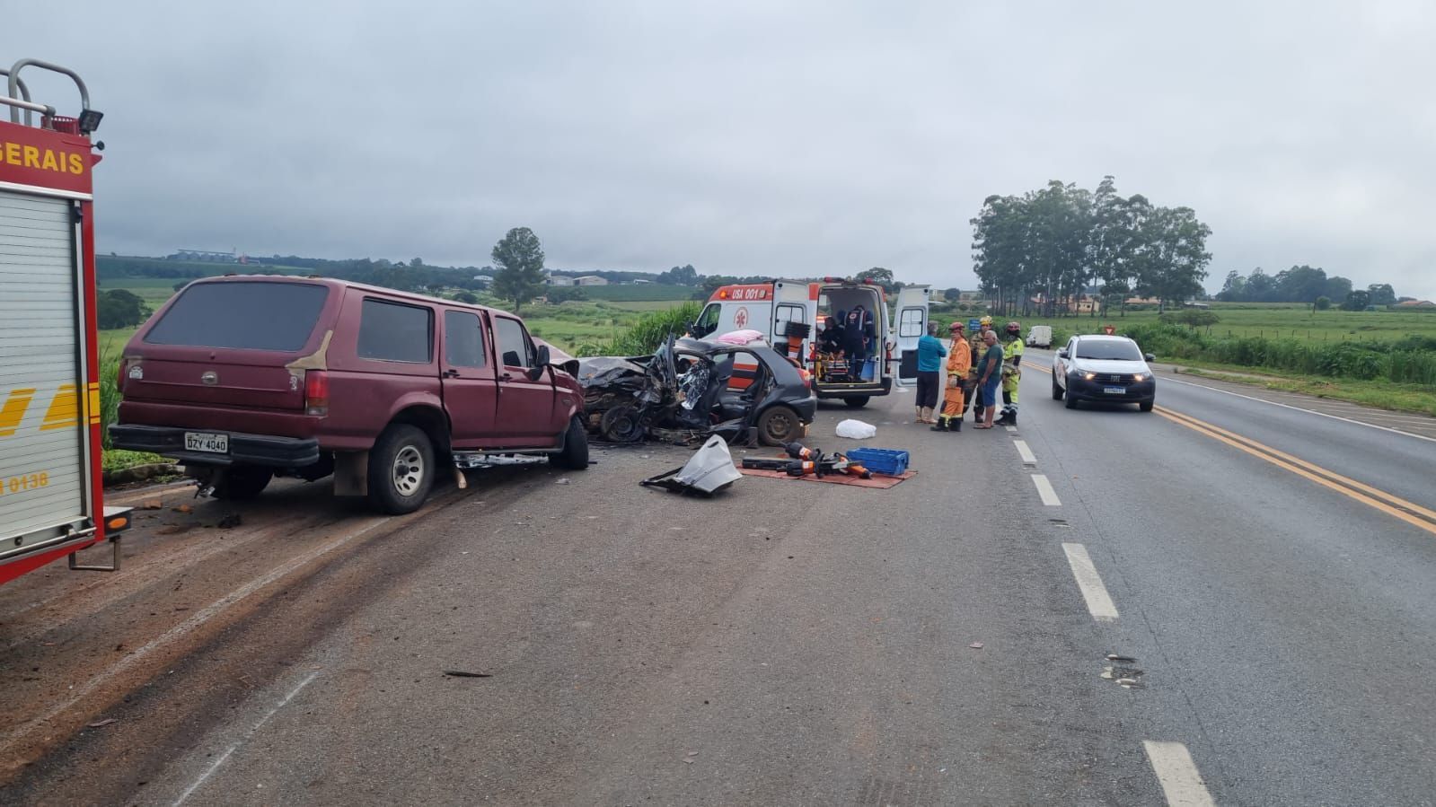 Acidente na BR-365 deixa uma pessoa morta e duas em estado grave