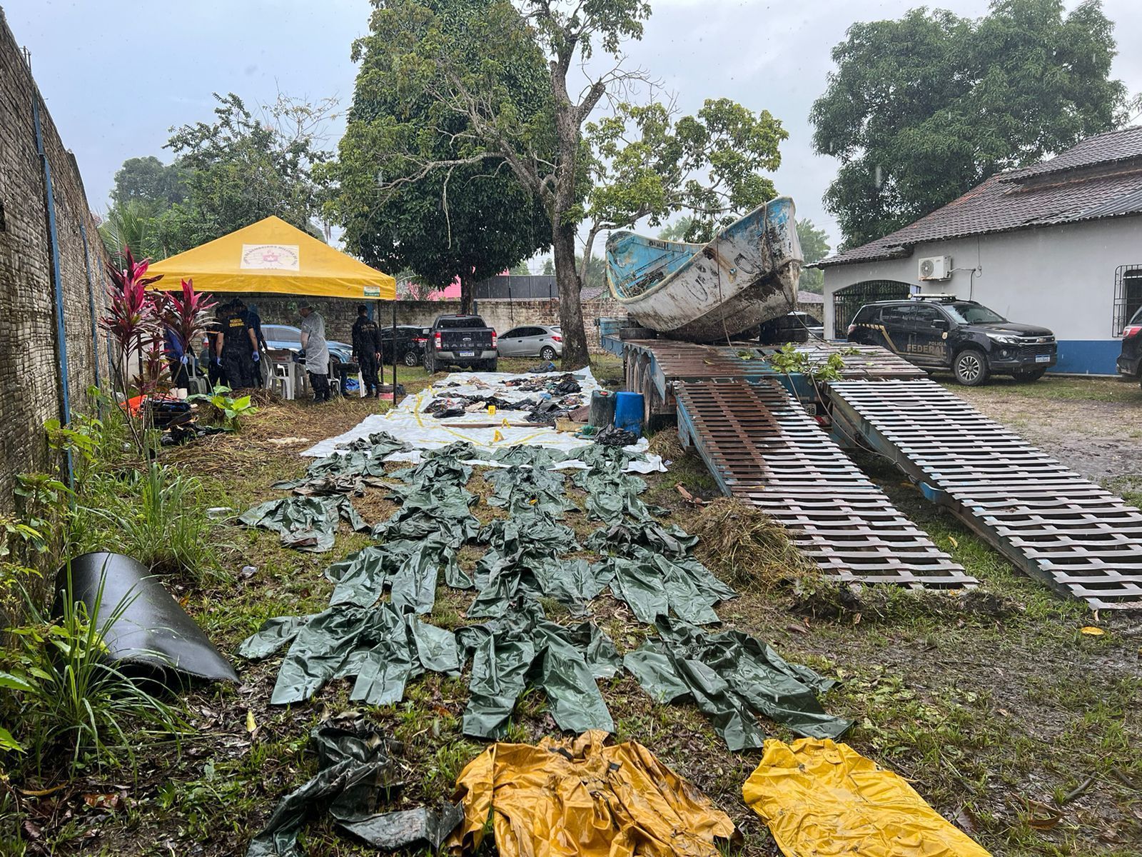 Capas de chuva indicam que barco encontrado com corpos no Pará tinha ao menos 25 passageiros