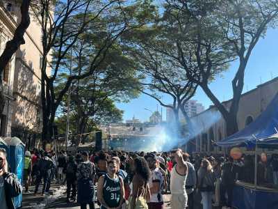Multidão segue firme no palco da rua Guaicurus, no Centro da capital
