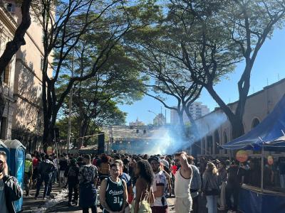 Multidão segue firme no palco da rua Guaicurus, no Centro da capital