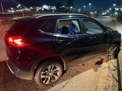 O carro roubado foi encaminhado ao pátio do DETRAN