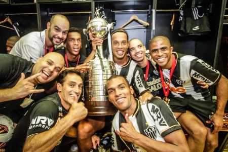 Time do Atético com a taça da Libertadores de 2013