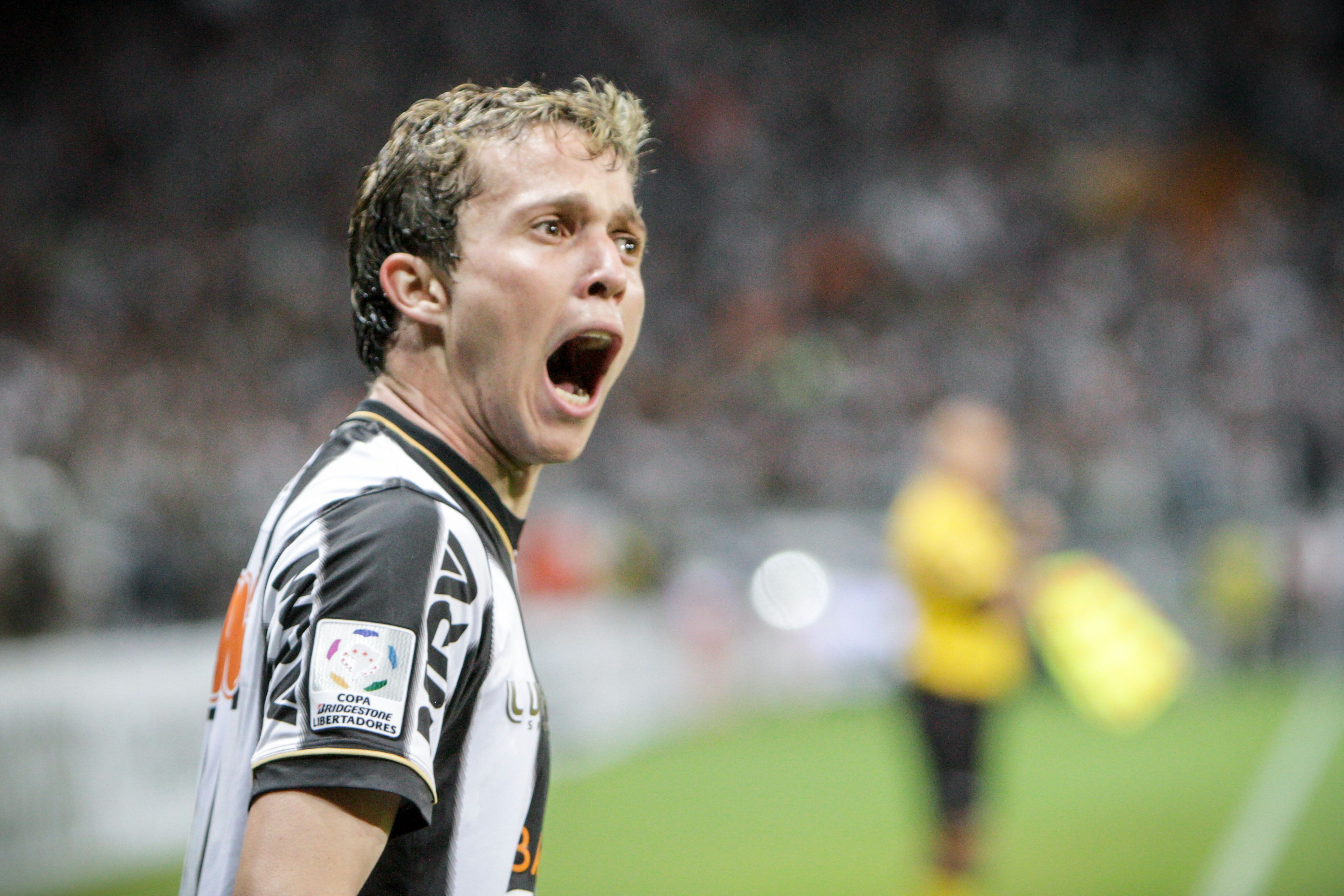 Bernard faz primeira publicação após anúncio do Atlético, e torcida reage