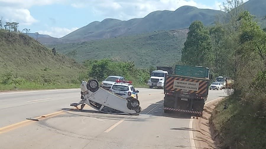 Carro capota e interdita parcialmente a BR-040, na Grande BH