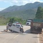 Carro capota e interdita parcialmente a BR-040, na Grande BH