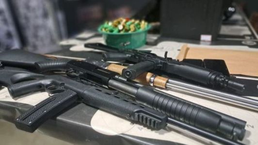 Dono de loja de armas é preso suspeito de mentir sobre arsenal furtado no DF | CNN Brasil