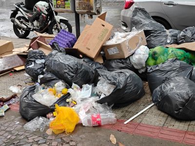 Situação é crítica no Coração Eucarístico, com lixo acumulado em vias movimentadas