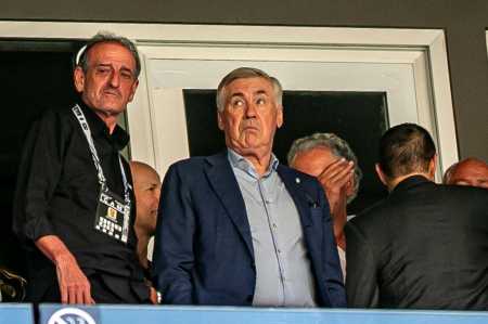 Carlo Ancelotti durante visita à Arena MRV, no duelo entre Atlético e Grêmio
