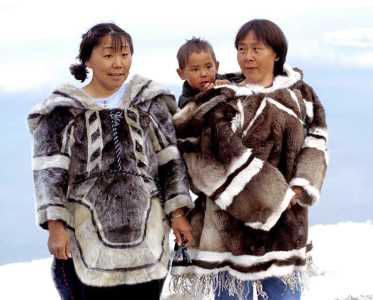 Família Inuit usando um amauti&nbsp;(jaqueta impermeável do&nbsp;Ártico caracterizado por suas costas largas, que se transformam em um&nbsp;capuz)
