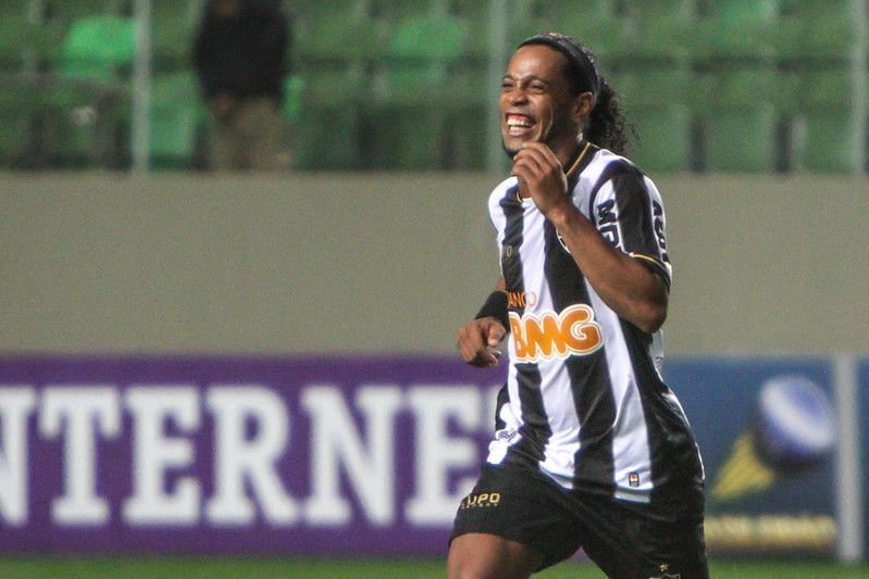Atlético chega a acordo com Ronaldinho por dívida milionária