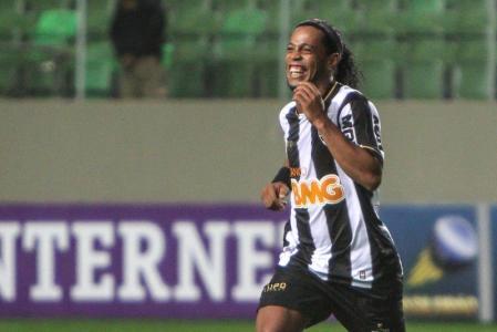 Ronaldinho em ação pelo Atlético em 2013, durante jogo pelo Campeonato Brasileiro